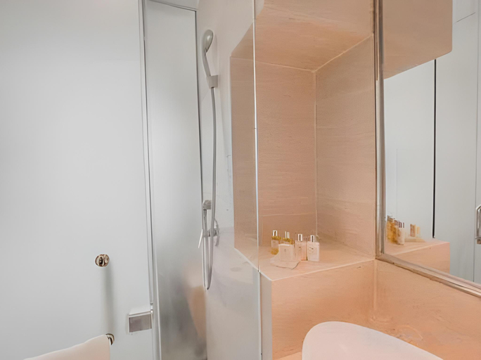 bathroom 12
