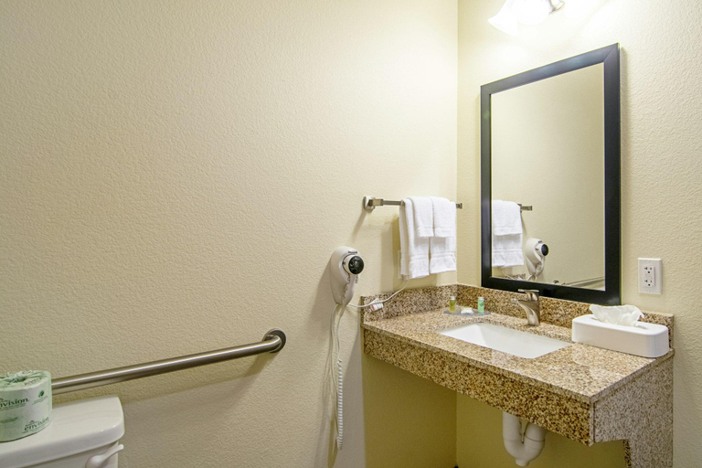 Bathroom 3, Cobblestone Hotel - Paxton, Ford