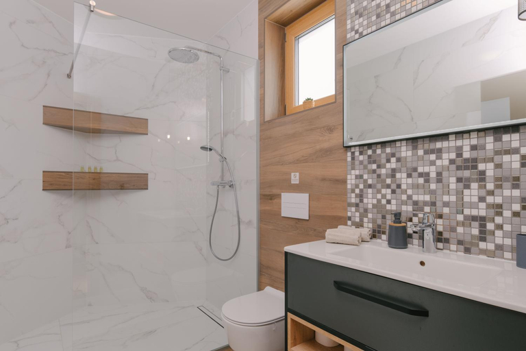 Bathroom 4, A'More Preko, Preko