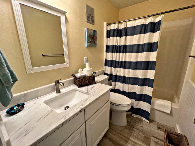 Bathroom 3, Breakers, Baldwin