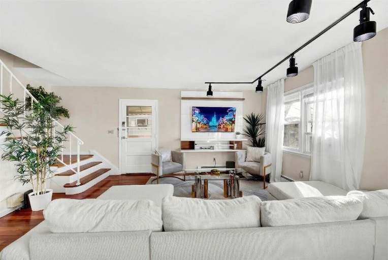Living area 3, Luxury 3BR NY Home with Free Parking, Westchester