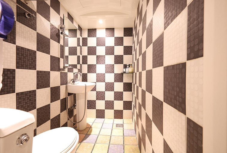 Bathroom 5, Yeongdeungpo HIVE Hotel (formerly Hotel YOLO), Yeongdeungpo