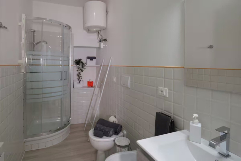 Bathroom 4, Cassari, Savona
