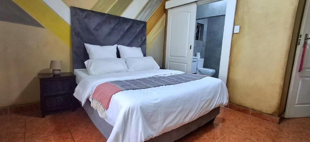 Room 2, Neema Lodge, Ekurhuleni