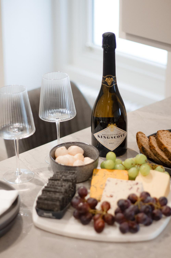 Food & Drinks 5, Central Cheltenham Luxury Apartment – Edmonstone House, Gloucestershire