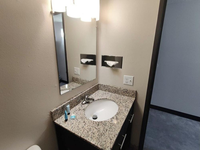 Bathroom 4, The Suite Inn, Pennington