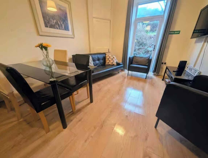 Room 4, 2-bed Apartment in Morningside - by Holiday Homes, Edinburgh