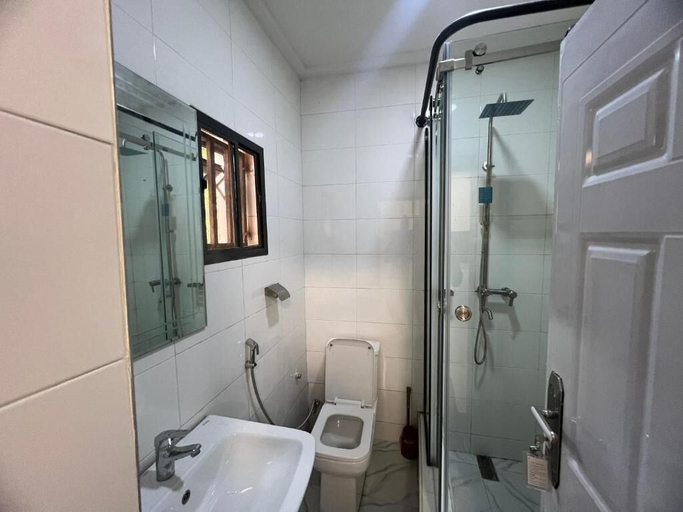 Bathroom 4, Liz Ani Apartment, AbujaMun