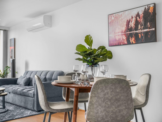 Others 2, Stylish 2-Bed Apartment with Stunning City Views, Melbourne