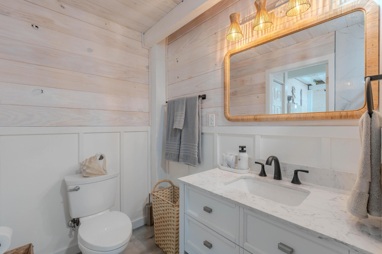 Bathroom 1, Palmetto Breeze, Lee