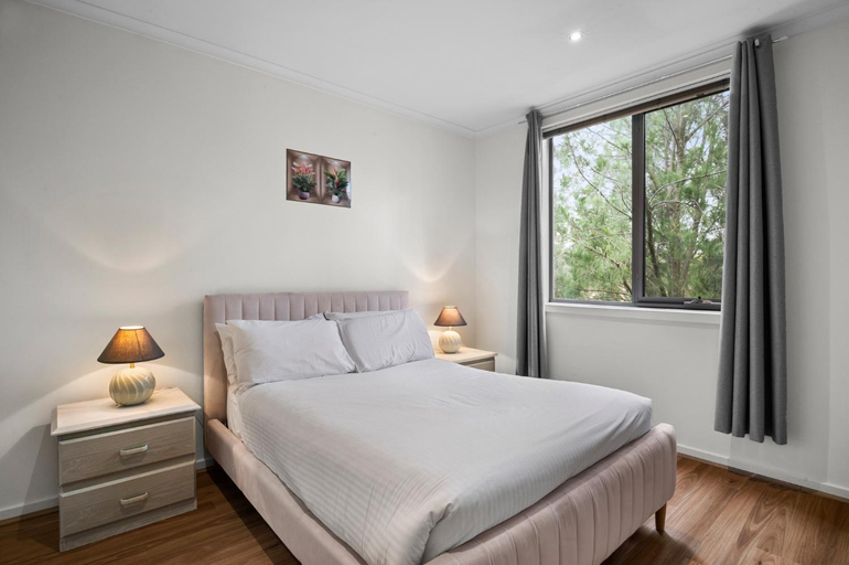 Others 2, Spacious 3-Bed Townhouse in Coburg, Melbourne