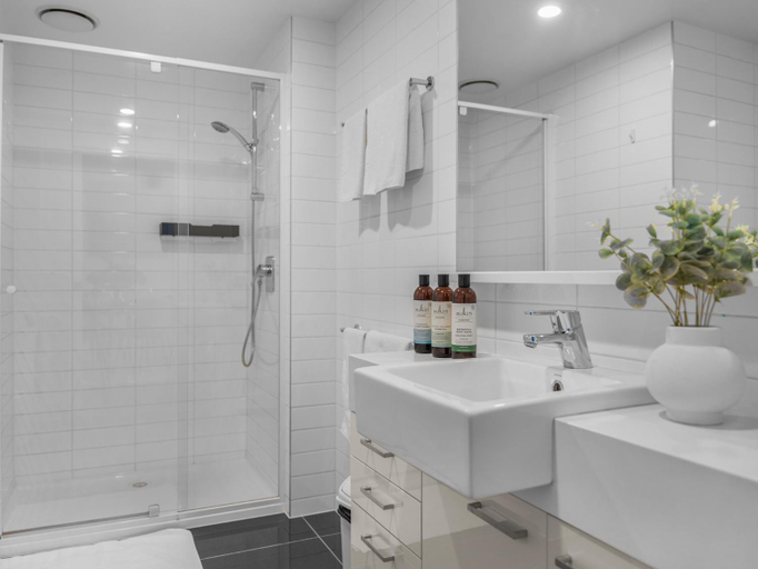 Others 4, Stylish 2-Bed Apartment with Stunning City Views, Melbourne