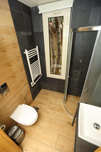 Bathroom 4, Mountscape, Aley