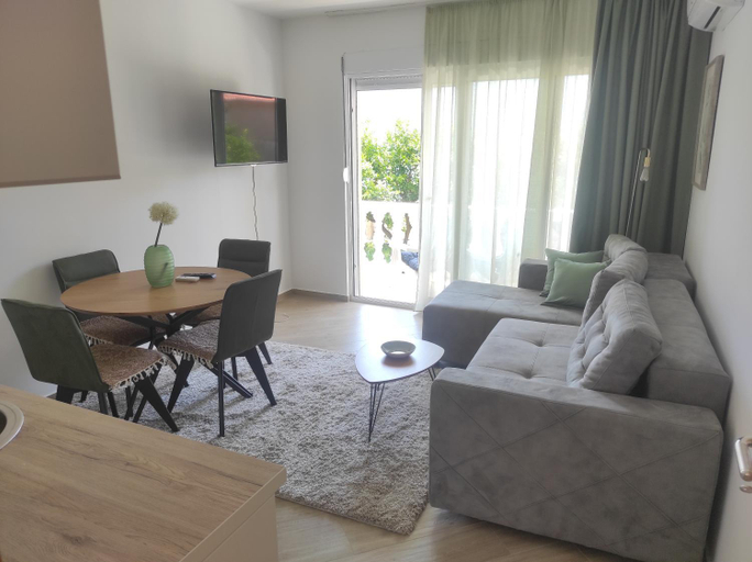 Others 5, Spacious Apartment with Balcony and sea view