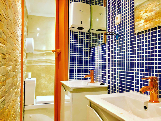Bathroom 2, Lisbon Accommodation, Lisbon