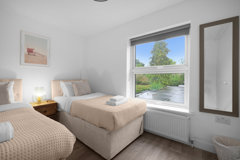 Room 5, Stylish 4 Bedroom, 2.5-Bath Home in Borehamwood, Hertfordshire
