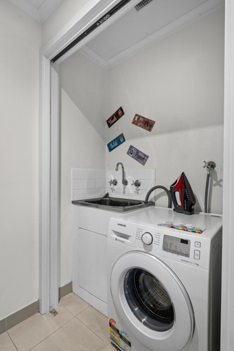 Others 3, Spacious 3-Bed Townhouse in Coburg, Melbourne