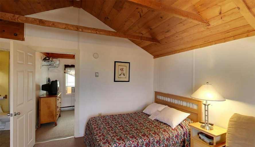 Bedroom 2, Half Moon Motel & Cottages, Belknap