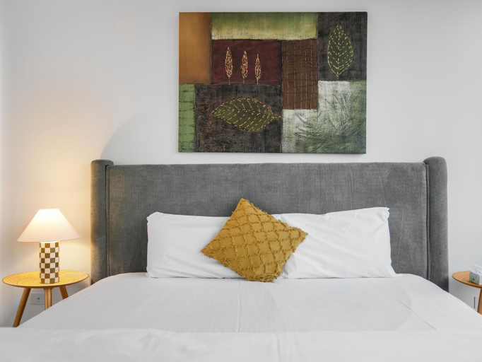 Others 3, Stylish 2-Bed Apartment with Stunning City Views, Melbourne