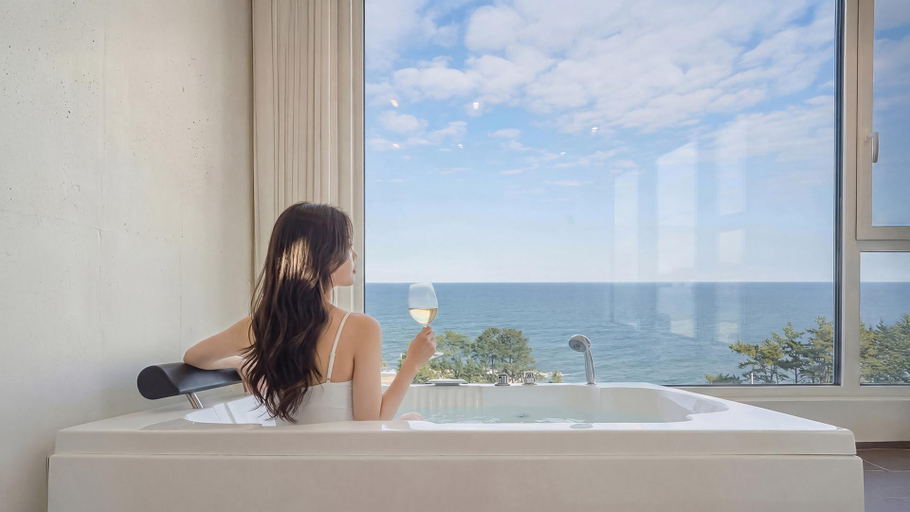 Bathroom, gangreung cn6 ocean view spa poolvilla, Gangneung