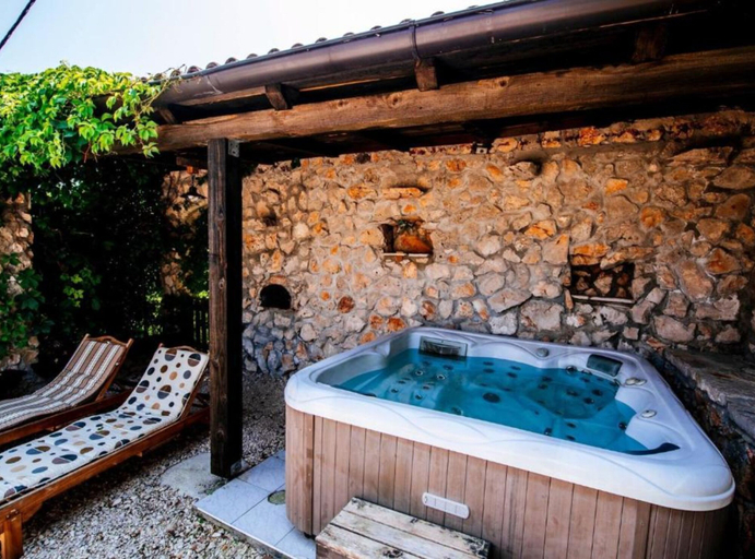 Outdoor spa tub 3, Holiday Home Villa Rokov, Sali