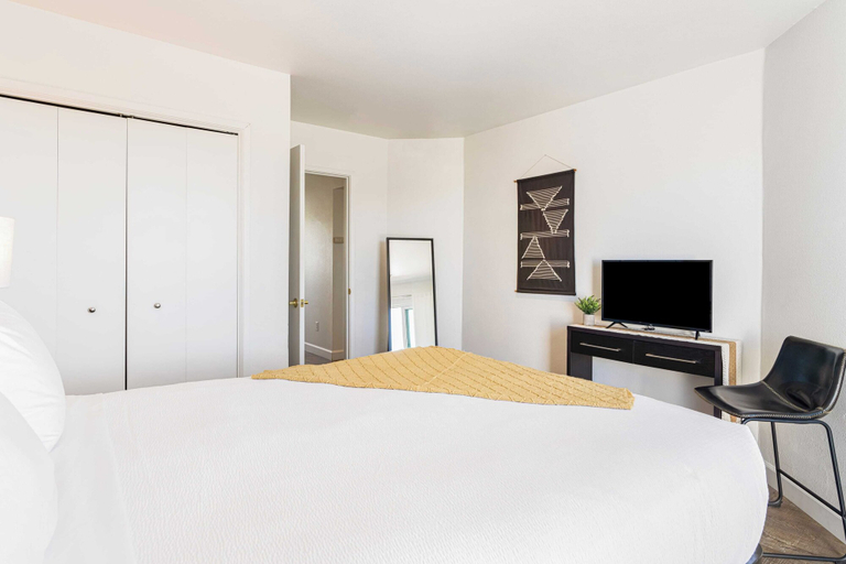 Bedroom 3, 2 Cayucan Bungalows Steps to Beach + Shared Lounge Sleeps 12, San Luis Obispo