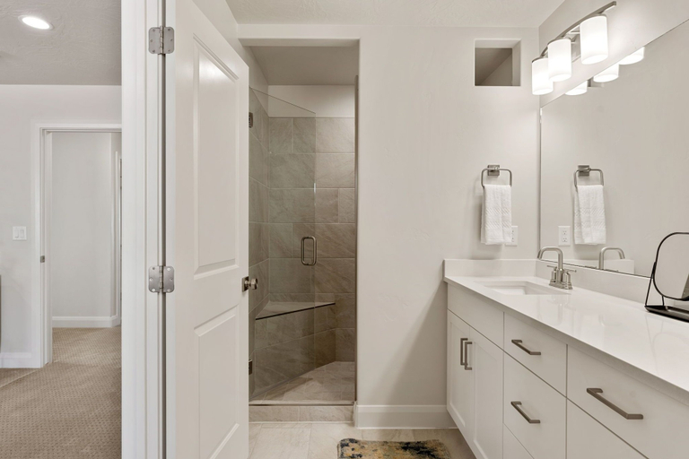 Bathroom 4, Sagebrush Terrace 5 Bedroom Home, Washington