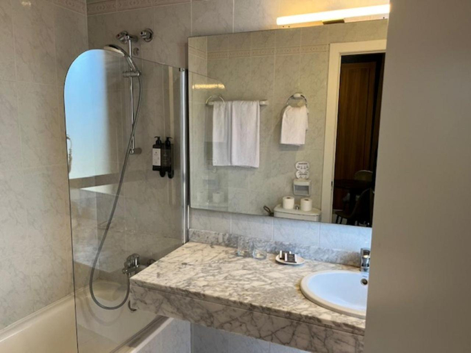 Bathroom 5, Hotel Aneto, Barcelona