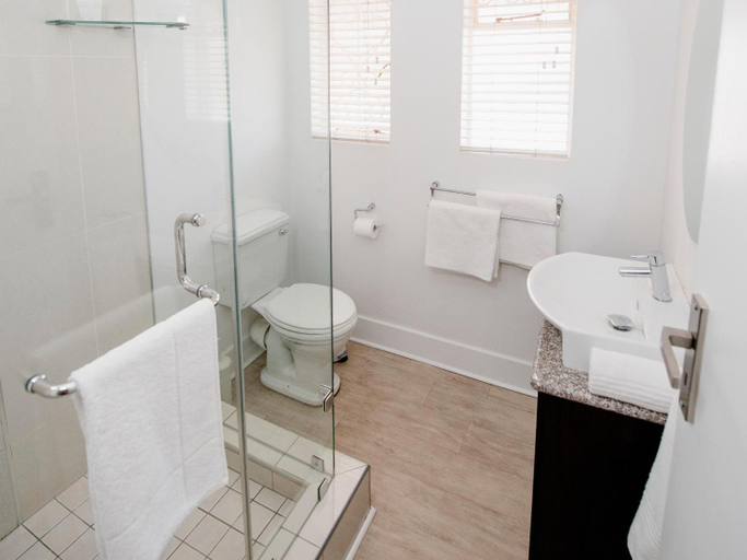Bathroom 2, Bateleur Guesthouse, Dr Kenneth Kaunda