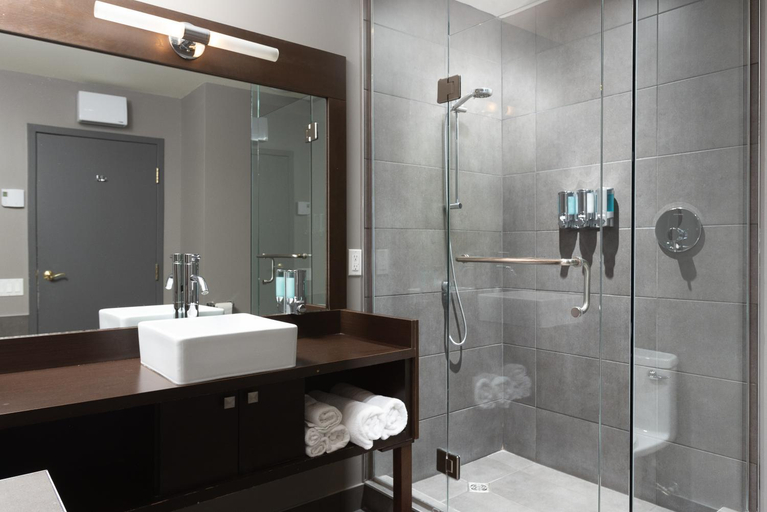 Bathroom 5, Hotel Baker, La Côte-de-Gaspé
