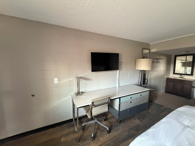 Others 5, Deluxe Inn, Greenville