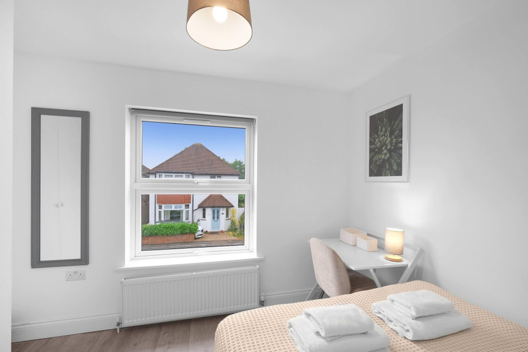 Room 2, Stylish 4 Bedroom, 2.5-Bath Home in Borehamwood, Hertfordshire