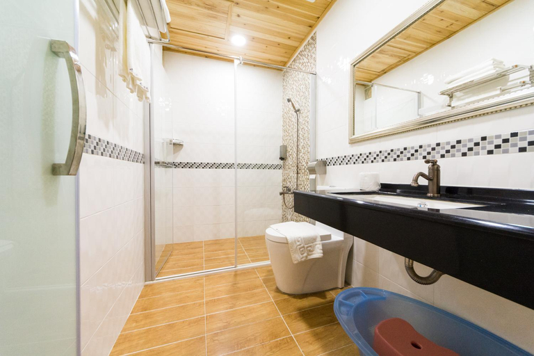 Bathroom 2, W Hostel, Tainan