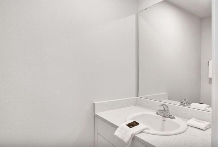 Bathroom 3, Sea Glass 410, Baldwin