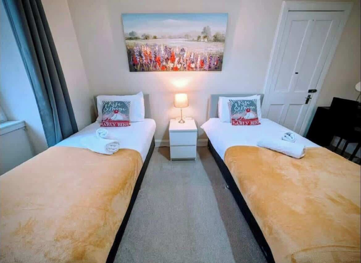 Room 3, 2-bed Apartment in Morningside - by Holiday Homes, Edinburgh