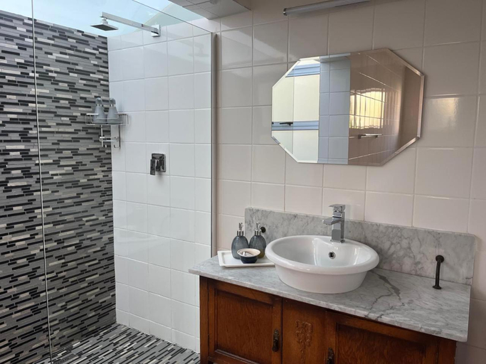 Bathroom 2, Cottages at Moffett, Mangaung