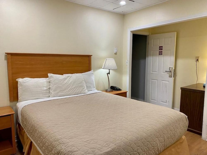 Bedroom 2, First Canada Hotel Cornwall Hwy 401 ON, Stormont, Dundas and Glengarry