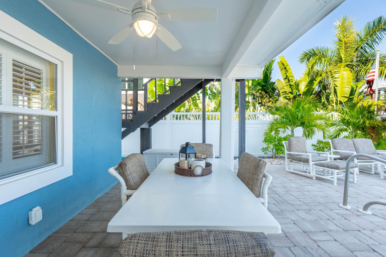 Outdoor dining 5, 218 Dolphin Beach House, Lee