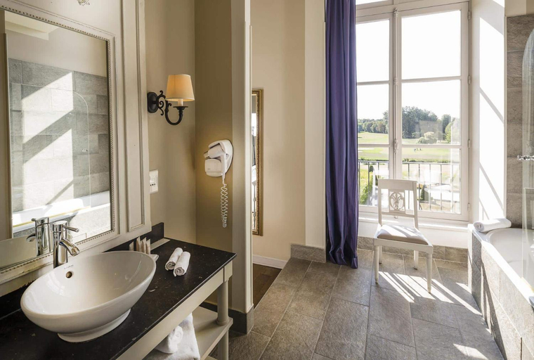 Bathroom 4, Chateau d'Augerville Golf & Spa Resort - TemptingPlaces Collection, Loiret