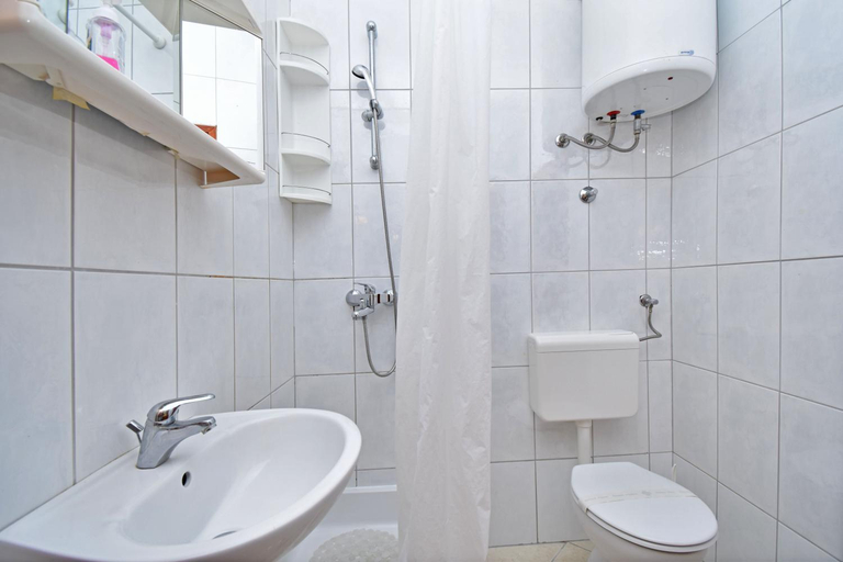 Bathroom 2, Jordan Apartments, Tučepi