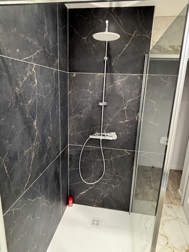 Bathroom 5, L'Escale Féerique, Yonne