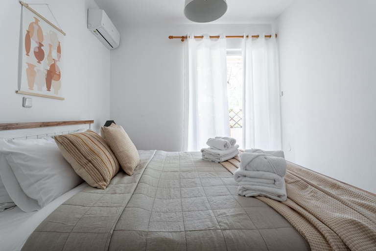 Room 2, Saronida Coastal Escape 2BR Apartment, Attica