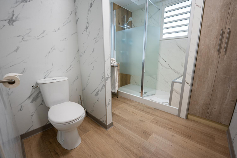 Bathroom 3, Hotel Le Kerveguen, Saint-Paul