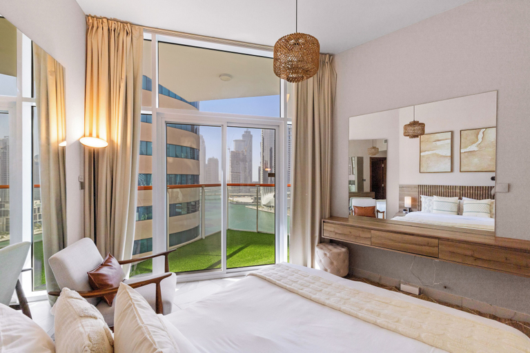 Room 2, 2BR Ultra Lux Canalfront Burj view, Dubai