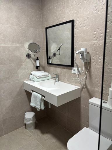 Bathroom 3, Hostal Mulhacen, Granada