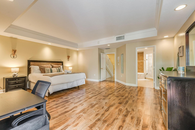 Room 2, Salty Fox 5BD Oasis w Spa Beach Downtown, Broward