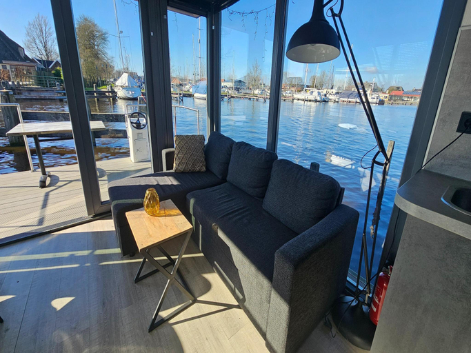 5, Houseboat in Heeg with Stunning Marina Views, Wymbritseradiel