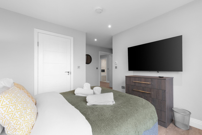 Room 5, The Isleworth 2BR 2BA with Gated Parking & Balcony, London