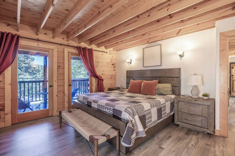 Room 1, Le Vonde Chateau, San Bernardino