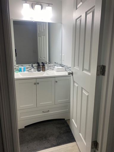 Bathroom 3, Blue Kuti B&B, Division No. 11
